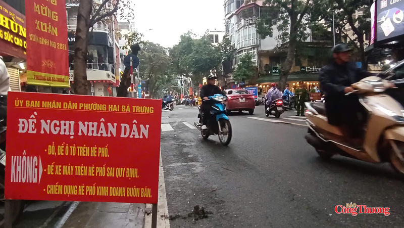 Công an và trật tự đô thị đảm bảo người mua vàng không lấn chiếm vỉa hè, giữ an ninh khu vực "phố vàng".