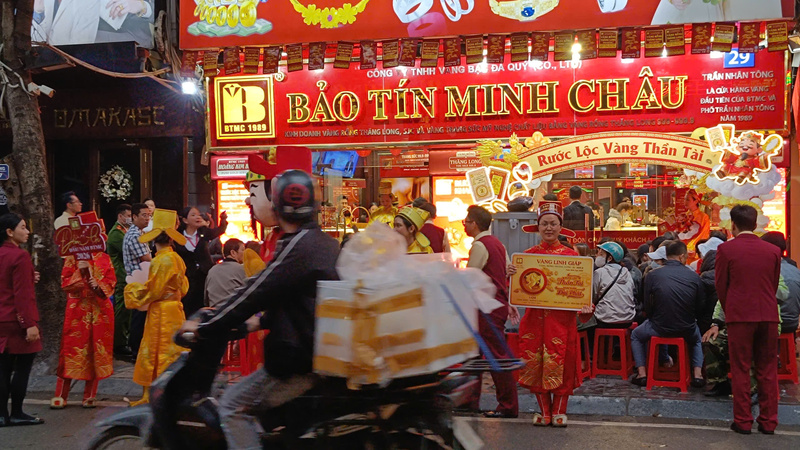 Nhiều khách hàng cho biết, mua vàng dịp này chủ yếu để cầu may đầu năm.