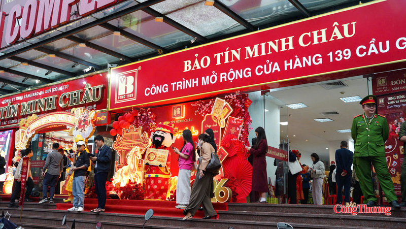 Công an khu vực phối hợp điều tiết giao thông, bảo đảm an toàn quanh “phố vàng”.