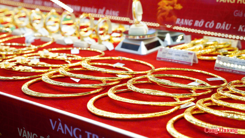 Vàng trang sức cũng là lựa chọn nhiều người tìm mua.