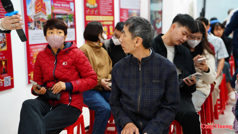 Khách hàng nhận số thứ tự, xếp hàng chờ đến lượt giao dịch.