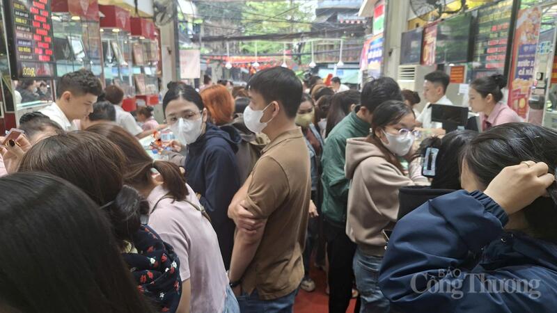 Đông nghẹt người dân mua vàng cầu may trong Ngày vía Thần Tài tại TP. Đà Nẵng.