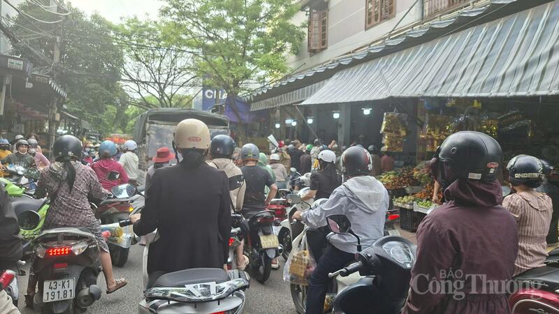 Trong ngày ngày, khu vực đoạn đường Đặng Dung thường xuyên nghẽn đường do người dân mua sắm đông.