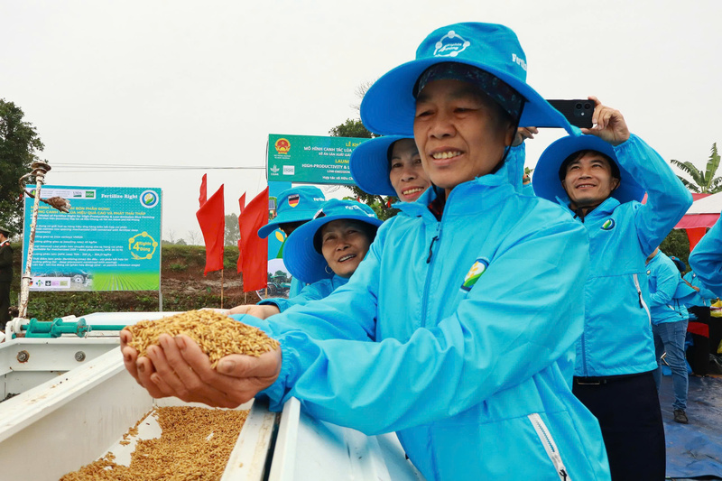 Bà con nông dân phấn khởi vì mô hình cơ giới hóa giúp tăng năng suất, giảm chi phí nhân công. Ảnh: Kiều Tâm