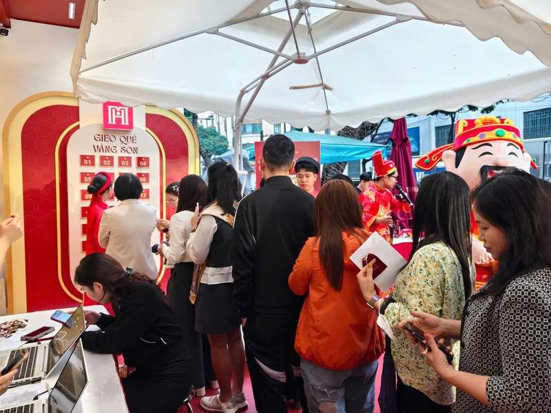 Nhiều khách hàng hào hứng tham gia chương trình gieo quẻ vàng son tại hệ thống Bảo Tín Mạnh Hải.