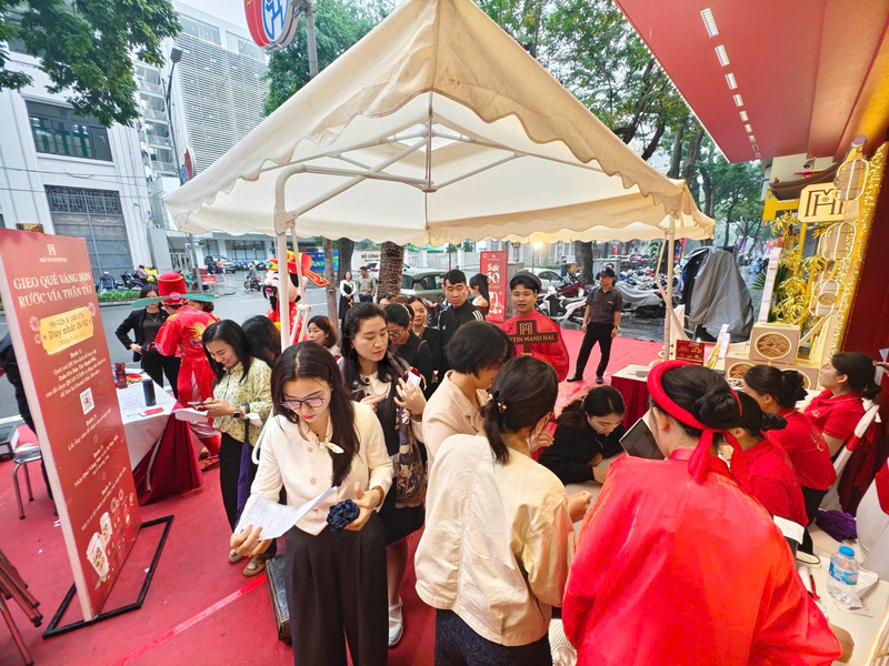 Trải nghiệm 'xé túi mù' gây sốt thị trường vàng ngày vía Thần Tài - 6