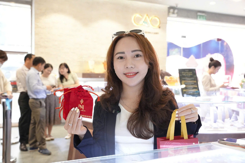 Trải nghiệm 'xé túi mù' gây sốt thị trường vàng ngày vía Thần Tài - 4