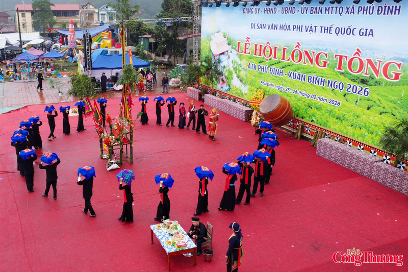 Mỗi độ xuân về, hàng vạn người dân và du khách lại hội tụ về ATK Định Hóa (xã Phú Đình, Thái Nguyên) dự Lễ hội Lồng Tồng - Di sản văn hóa phi vật thể Quốc gia. Không chỉ là nghi lễ xuống đồng cầu mưa thuận gió hòa, mùa màng bội thu, đây còn là ngày hội lớn gắn kết cộng đồng nơi "Thủ đô gió ngàn".