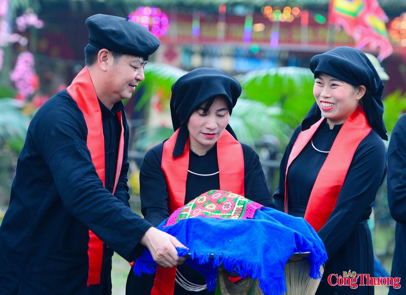 Ông Lê Hoàng Linh, Bí thư Đảng ủy, Chủ tịch HĐND xã Phú Đình, nhấn mạnh: Đèo De là "địa chỉ đỏ" giáo dục truyền thống cách mạng. Trong kháng chiến chống Pháp, nơi đây là căn cứ quan trọng của Trung ương Đảng. Hiện trên đỉnh đèo có Nhà tưởng niệm Chủ tịch Hồ Chí Minh – điểm đến văn hóa, lịch sử, tâm linh của cả nước.