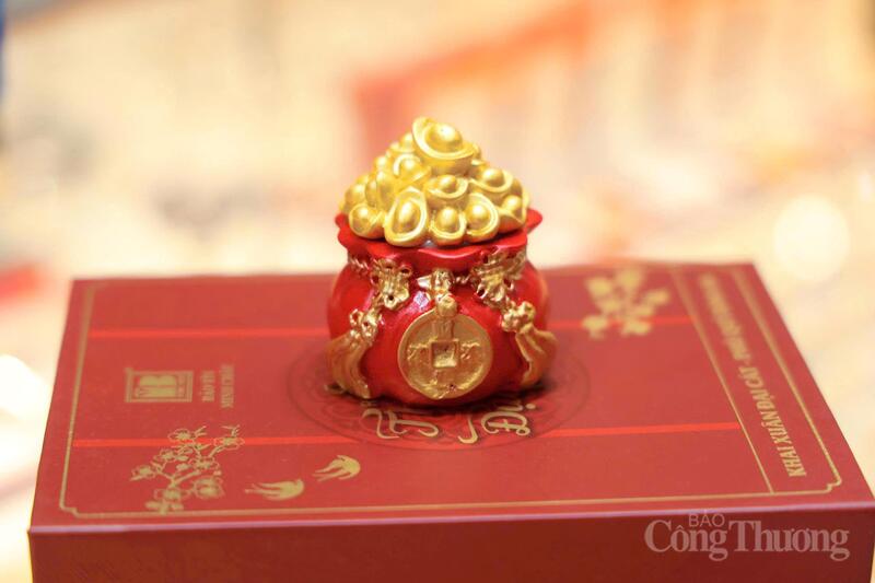 Dù giá vàng trong ngày có sự điều chỉnh theo từng thời điểm, tâm lý chung của người mua vẫn là “mua lấy may”, ít đặt nặng chênh lệch vài trăm nghìn đồng mỗi lượng.