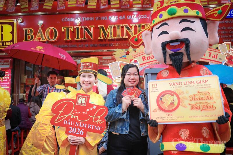 Giữa dòng người tấp nập, chị Diệu Huyền (Hà Nội) rạng rỡ khi hoàn tất giao dịch sau gần 3 giờ chờ đợi. “Tôi đến từ 7 giờ sáng, khi trời còn mưa phùn. Gần 10 giờ mới mua xong 2 chỉ vàng nhẫn. Năm nay đông hơn mọi năm”, chị chia sẻ.