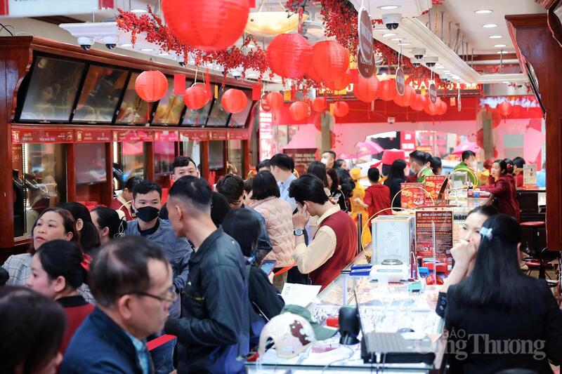 Trước lượng khách đổ về ngày càng đông, đội ngũ nhân viên tại các cửa hàng vàng phải làm việc liên tục, gần như không có phút nghỉ. Từ khâu phát số thứ tự, tư vấn sản phẩm, cân đo, xuất hóa đơn đến thanh toán, mọi quy trình đều được triển khai khẩn trương nhưng vẫn bảo đảm chính xác.