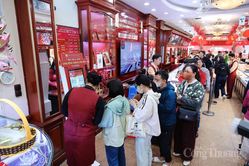 Ngày vía Thần Tài từ lâu đã trở thành nét sinh hoạt quen thuộc, đặc biệt tại các đô thị lớn. Hình ảnh người dân xếp hàng từ sáng sớm, tay cầm hóa đơn đỏ, gửi gắm niềm tin vào một năm đủ đầy cho thấy sự giao thoa giữa tín ngưỡng dân gian và nhịp vận động của thị trường.