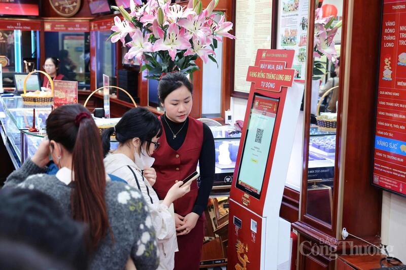 Bảo Tín Minh Châu đã chuẩn bị hệ thống máy mua bán vàng tự động, giúp khách hàng giao dịch nhanh chóng, thuận tiện và tiết kiệm thời gian.