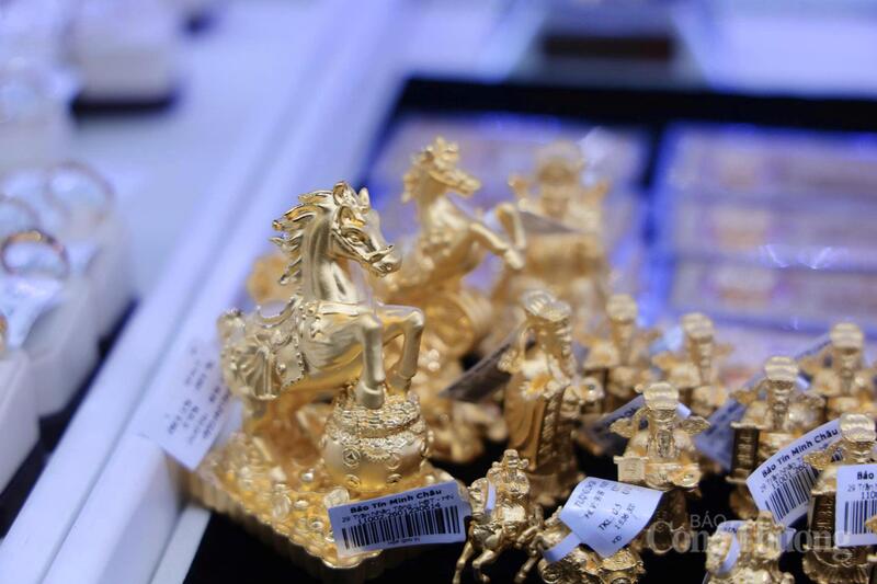 Các cửa hàng chuẩn bị đa dạng sản phẩm, từ vàng miếng, vàng nhẫn 9999 đến vàng ép vỉ in hình linh vật năm mới hoặc biểu tượng Thần Tài.