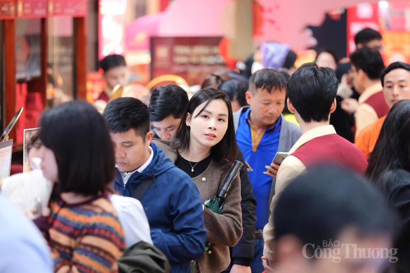 Không ít khách hàng cho biết họ đã đến từ rất sớm để tránh cảnh chờ đợi quá lâu. Tuy nhiên, càng về giữa buổi sáng, lượng người đổ về càng đông, khiến không gian bên trong cửa hàng luôn trong tình trạng kín chỗ.