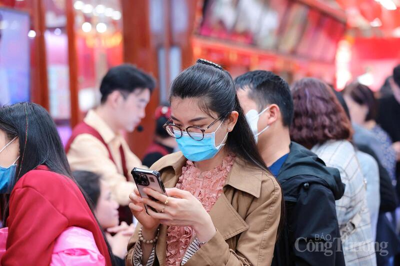 Phần lớn người mua lựa chọn số lượng nhỏ, phổ biến một chỉ hoặc nửa chỉ vàng nhẫn tròn trơn, vàng miếng loại nhỏ. Với nhiều người, đây là thói quen duy trì nhiều năm, với mong muốn cầu tài lộc, công việc hanh thông. Không ít khách đến từ sớm để tránh cảnh chen chúc và hy vọng chọn được sản phẩm ưng ý.