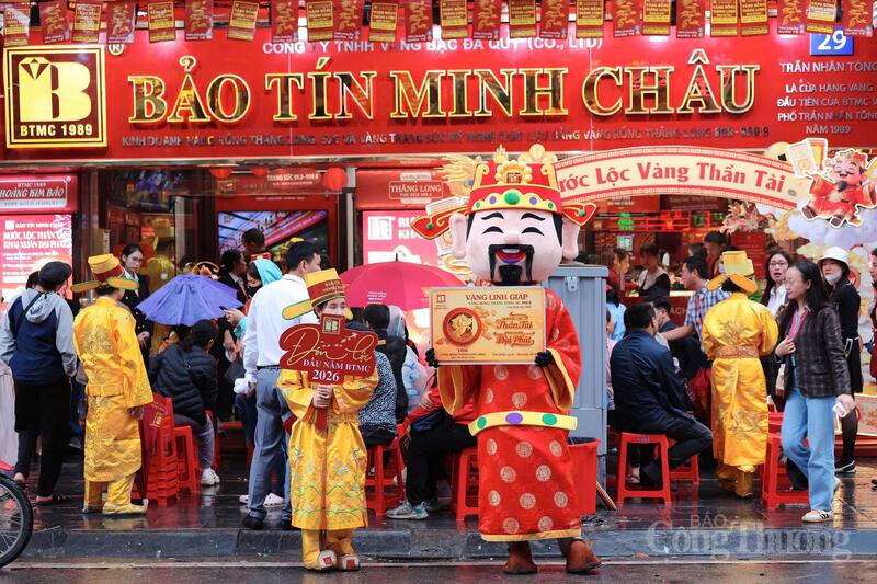 Đến trưa, lượng khách vẫn duy trì ở mức cao dù không còn cảnh chen chúc như đầu giờ sáng. Nhiều doanh nghiệp cho biết doanh số ngày vía Thần Tài thường tăng gấp nhiều lần so với ngày thường, trở thành một trong những dịp kinh doanh quan trọng nhất trong năm của ngành vàng bạc, đá quý.