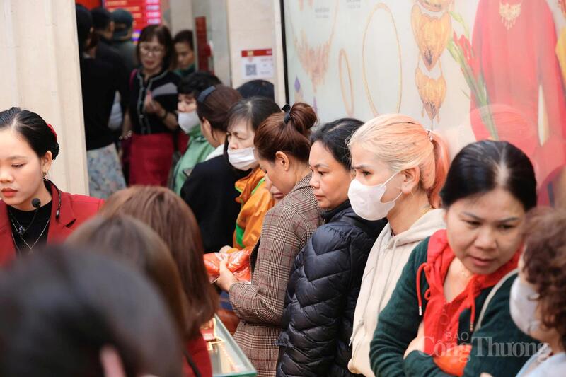 Ngày vía Thần Tài: Phố vàng 'nóng' từ rạng sáng, khách chen kín lối - 10