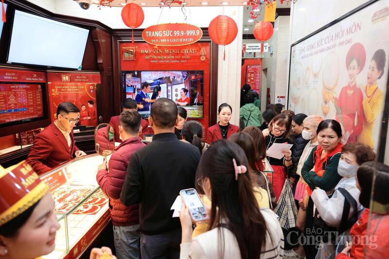 Ngày vía Thần Tài vì thế không chỉ là câu chuyện mua bán, mà còn phản ánh niềm tin về sự khởi đầu thuận lợi. Giữa phố vàng Hà Nội đông đúc, mỗi giao dịch nhỏ đều chứa đựng kỳ vọng về một năm mới hanh thông, thịnh vượng.