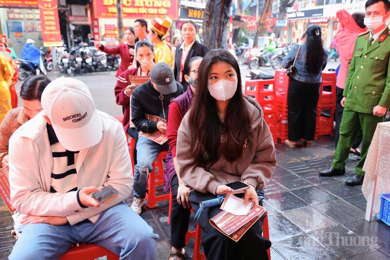 Tại Bảo Tín Minh Châu, mỗi người dân được phát số thứ tự để ngồi đợi mua vàng.