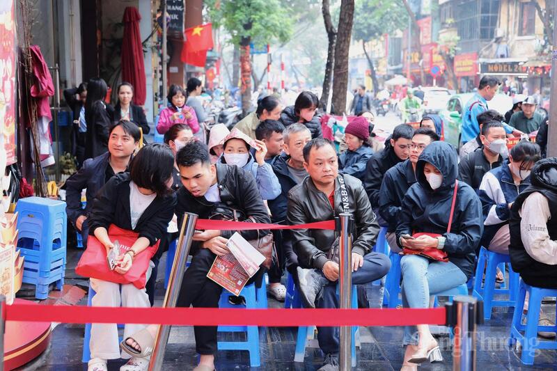 Ngày vía Thần Tài: Phố vàng 'nóng' từ rạng sáng, khách chen kín lối - 1