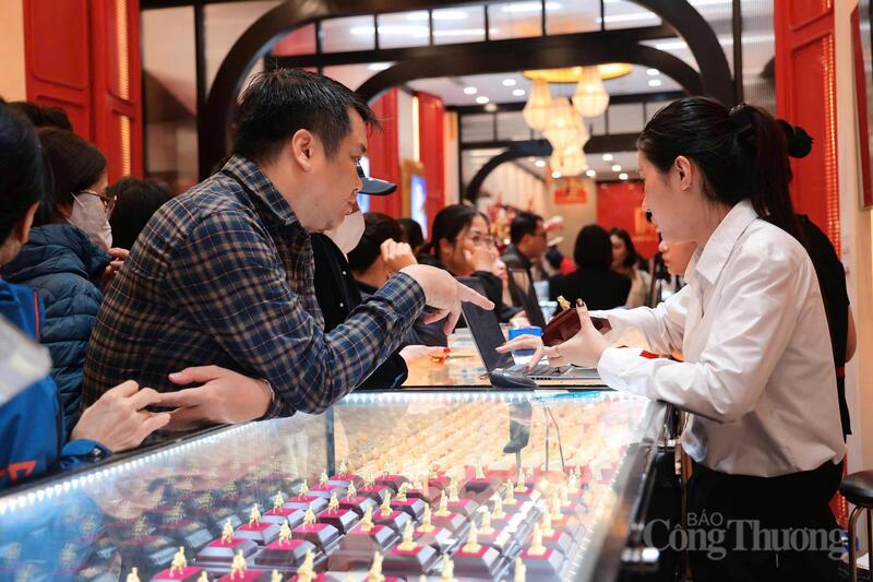 Ở phân khúc vàng nhẫn và vàng trang sức 9999, diễn biến có sự phân hóa. Nhẫn tròn 9999 Hưng Thịnh Vượng giao dịch ở mức 181,9 – 184,9 triệu đồng/lượng (mua vào – bán ra), giảm 300.000 đồng/lượng. Vàng nhẫn SJC 9999 theo chỉ được niêm yết 181,5 – 184,5 triệu đồng/lượng, cũng giảm 300.000 đồng.