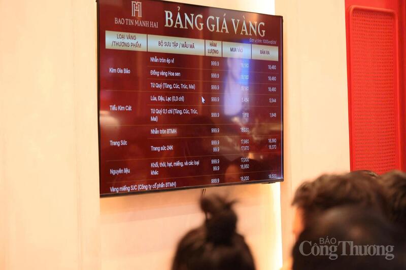 Đến 10 giờ sáng, giá vàng miếng SJC tại SJC, DOJI, PNJ, Phú Quý, Bảo Tín Minh Châu và Bảo Tín Mạnh Hải cùng niêm yết ở mức 182 triệu đồng/lượng mua vào và 185 triệu đồng/lượng bán ra, giảm 300.000 đồng mỗi lượng ở cả hai chiều.