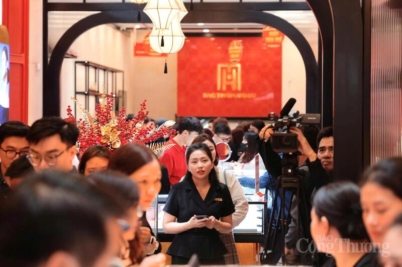 Ngày vía Thần Tài: Phố vàng 'nóng' từ rạng sáng, khách chen kín lối - 4