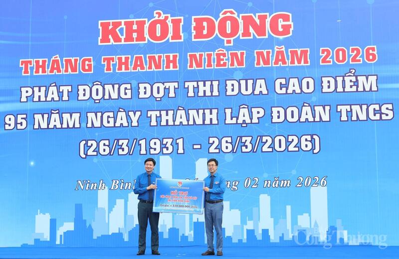 Đoàn Thanh niên Chính phủ và các đơn vị đồng hành đã trao nhiều nguồn lực hỗ trợ với tổng giá trị 1 tỷ 320 triệu đồng. Ảnh: Quỳnh Trang