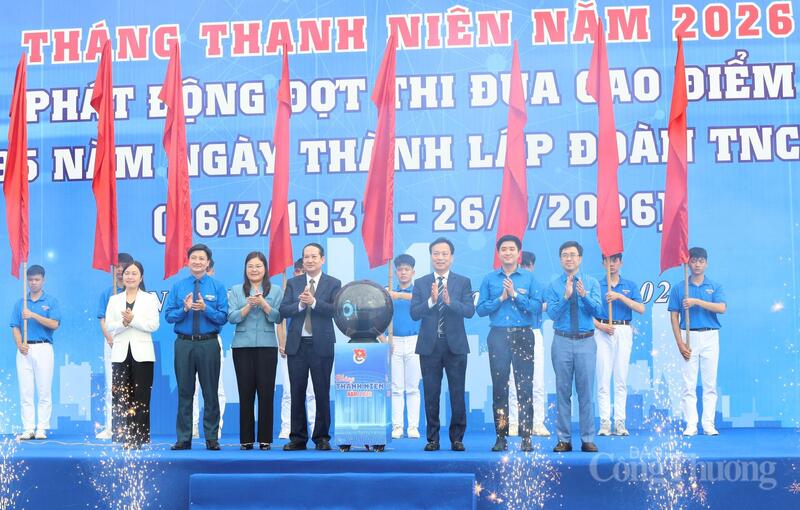 Các đại biểu thực hiện nghi thức Khởi động Tháng Thanh niên năm 2026 và Phát động đợt thi đua cao điểm chào mừng 95 năm ngày Thành lập Đoàn TNCS Hồ Chí Minh. Ảnh: Quỳnh Trang