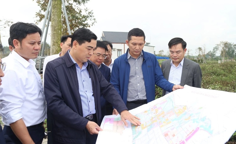 Chủ tịch UBND tỉnh Thanh Hóa Nguyễn Hoài Anh kiểm tra thực tế tại dự án. Ảnh: Phong Sắc