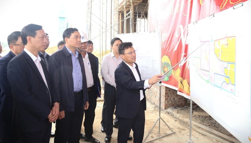 Chủ tịch UBND tỉnh Thanh Hóa Nguyễn Hoài Anh nghe báo báo tiến độ giải phóng mặt bằng, thực hiện tái định cư. Ảnh: Phong Sắc