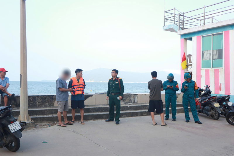 Lực lượng chức năng TP. Đà Nẵng phát hiện một trường hợp điều khiển flycam vào khu vực cấm bay tại đường Nguyễn Tất Thành. Ảnh: Quang Cường