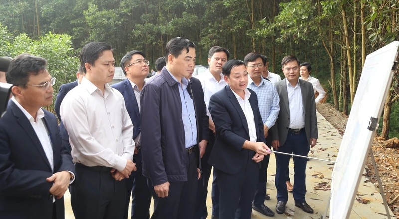 Chủ tịch UBND tỉnh Thanh Hóa Nguyễn Hoài Anh yêu cầu Sở Nông nghiệp và Môi trường cùng các đơn vị liên quan bám sát kế hoạch đấu thầu rộng rãi, hoàn thành lựa chọn nhà đầu tư trong tháng 7/2026. Ảnh Phong Sắc.