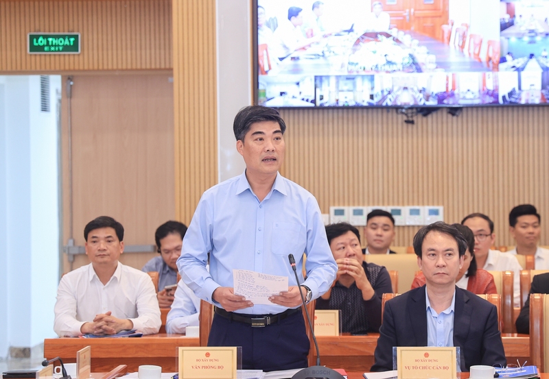 Ông Nguyễn Trí Đức, Chánh Văn phòng Bộ Xây dựng báo cáo tại hội nghị (Ảnh: Tạ Hải).