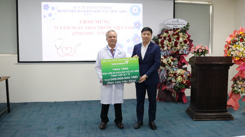 Đồng chí Hồng Quang - Thành viên HĐQT, Chủ tịch Công đoàn Vietcombank (bên phải) trao biển tượng trưng hỗ trợ 500 triệu đồng cho Bệnh viện Đa khoa Khu vực Hóc Môn