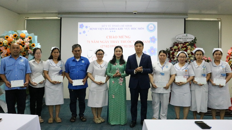 Đồng chí Hồng Quang (thứ 5 từ phải sang) đại diện Vietcombank trao tặng quà tới các y bác sĩ, cán bộ, nhân viên y tế tiêu biểu của Bệnh viện Đa khoa Khu vực Hóc Môn