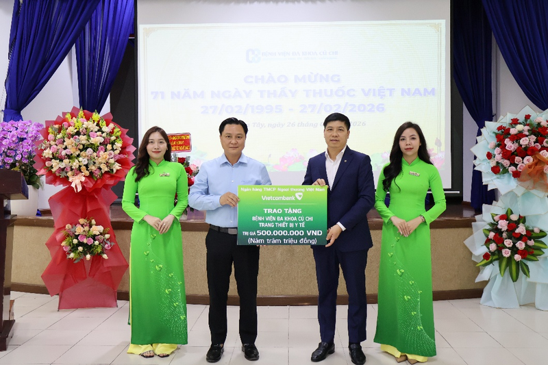 Đồng chí Hồng Quang (thứ 2 từ phải sang) trao biển tượng trưng hỗ trợ 500 triệu đồng cho Bệnh viện Đa khoa Củ Chi