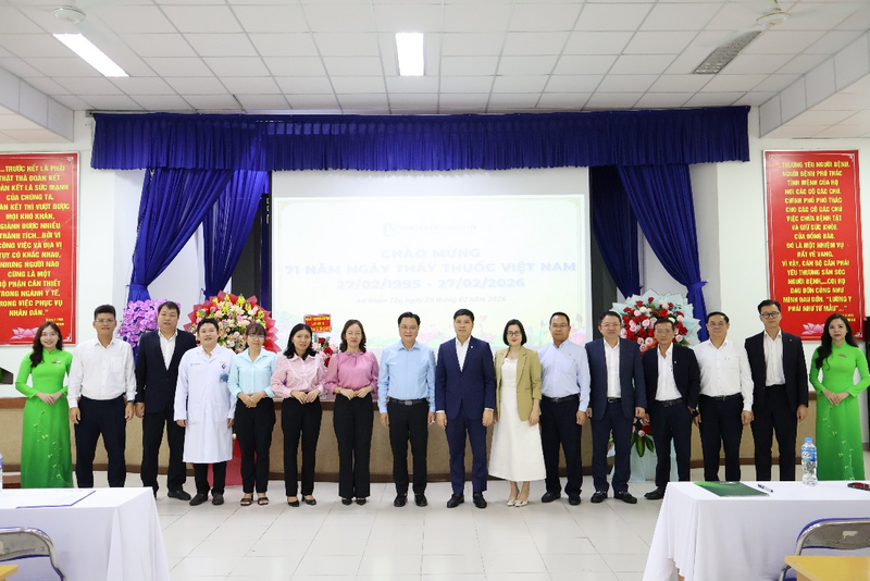 Đoàn công tác Vietcombank chụp ảnh lưu niệm cùng Ban giám đốc Bệnh viện Đa khoa Củ Chi