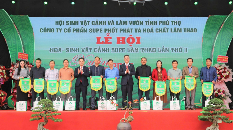 Tổng Giám đốc Công ty Cổ phần Supe Phốt phát và Hóa chất Lâm Thao trao Cờ lưu niệm và tặng quà cho các đơn vị tham gia lễ hội.