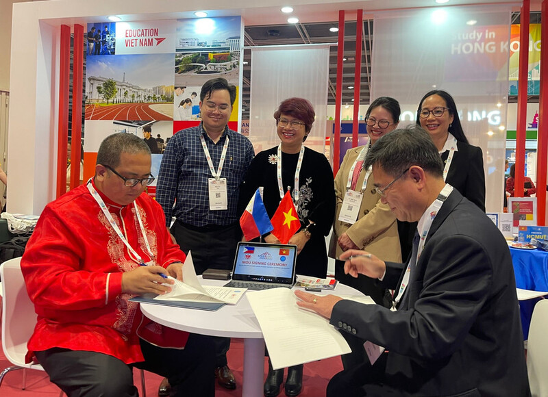 Cục trưởng Cục Hợp tác quốc tế Nguyễn Thu Thủy (đứng thứ hai, từ trái sang) chứng kiến lễ ký MOU giữa Đại học Mỏ, Địa chất và đối tác Philippines. Ảnh: Bộ GDĐT