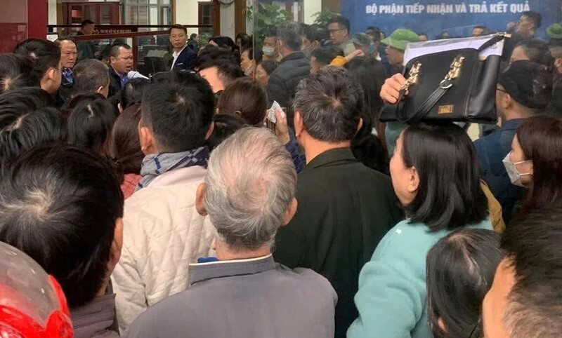 Giao dịch đất đai tăng cao khiến nhiều thời điểm quá tải