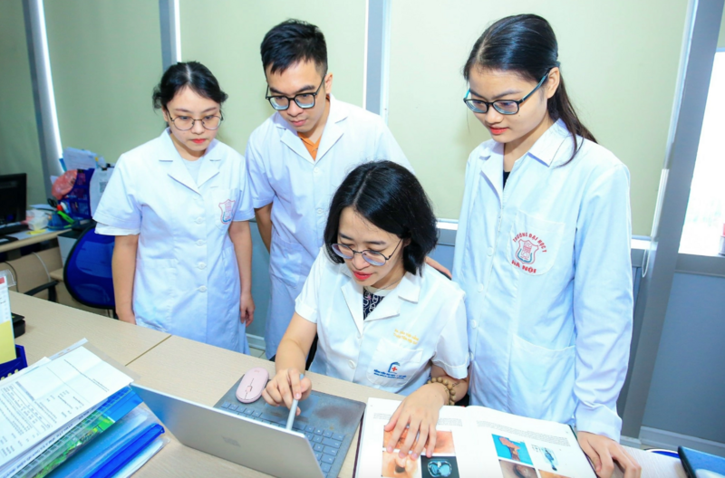 PGS.TS. Đào Việt Hằng cùng đồng nghiệp ngày đêm nghiên cứu, mong sớm ứng dụng AI vào điều trị. Ảnh: Bác sĩ cung cấp
