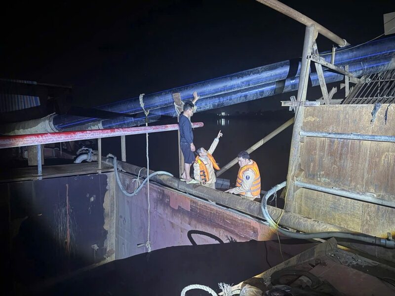 Lực lượng chức năng phát hiện 2 tàu hút cát trái phép trên sông Cầu. Ảnh: Công an TP. Hà Nội