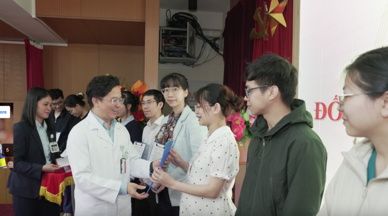 PGS.TS Vũ Văn Giáp - Phó Giám đốc Bệnh viện Bạch Mai trao quyết định tuyển dụng cho bác sĩ nội trú. Ảnh: Thế Anh