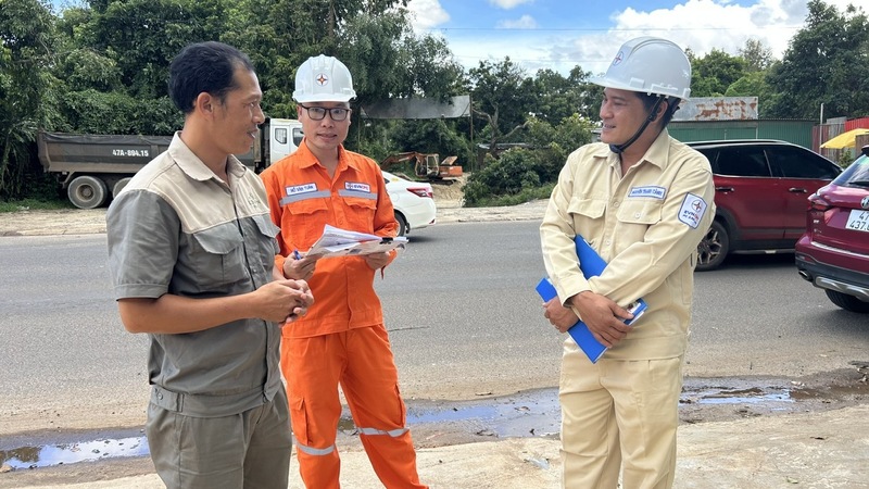 Cán bộ ngành điện trao đổi với người dân về lắp đặt hệ thống điện mặt trời mái nhà. Ảnh: Vũ Long
