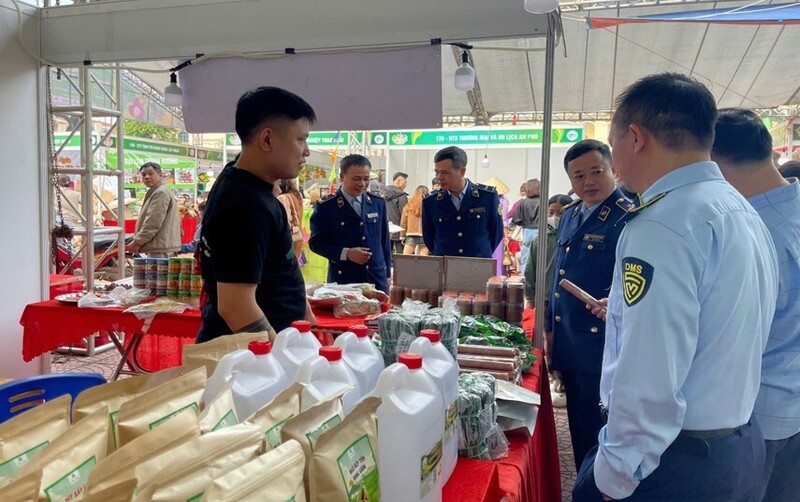 Chi cục Quản lý thị trường Bắc Ninh tăng cường kiểm tra, kiểm soát thị trường, tập trung vào hàng hóa thiết yếu và an toàn thực phẩm tại các lễ hội. Ảnh: QLTT Bắc Ninh