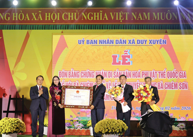 Thừa uỷ quyền của Bộ Văn hoá, Thể thao và Du lịch, lãnh đạo TP. Đà Nẵng trao Bằng chứng nhận Di sản văn hoá phi vật thể quốc gia cho Lễ hội Bà Chiêm Sơn. Ảnh: Diễm Phúc