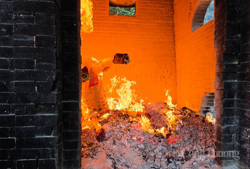 Ngựa giấy tiền triệu thành đống tro tàn sau ít phút, tuy nhiên, không ai biết liệu có mang lại sự bình an thực sự, hay chỉ là nỗi bất an về tài lộc được "chuyển hóa" qua những tờ giấy màu . Ảnh: Phúc Sơn